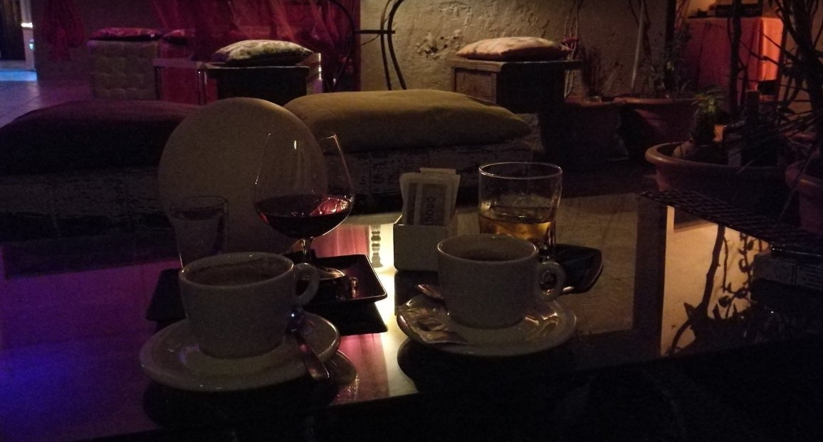 Tavolino con bevande e caffè